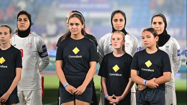 이란TV '국가 침묵' 여자축구 선수들에 