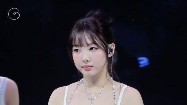 화이트 레이스 코르셋과 화려한 쥬얼리, 트와이스 나연