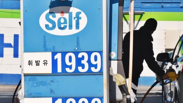 '기름값 2000원 시대' 코앞에...정부, 30년 만에 가격상한제 카드 만지작