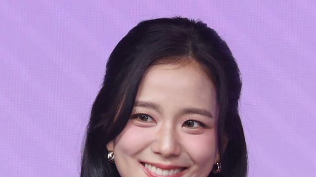 비난 전 봐야 할 것… ‘월간남친’ 지수, 묘하게 빠져드는 B급의 매력 [IS포커스]