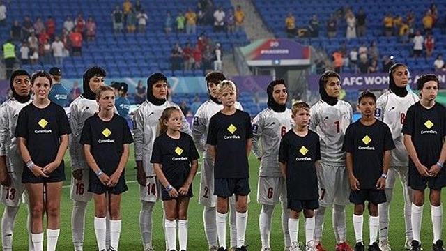 '사형 위기' 이란 여자대표팀, 버스에서 SOS 보냈다…시위대 200명 버스 에워싸고 