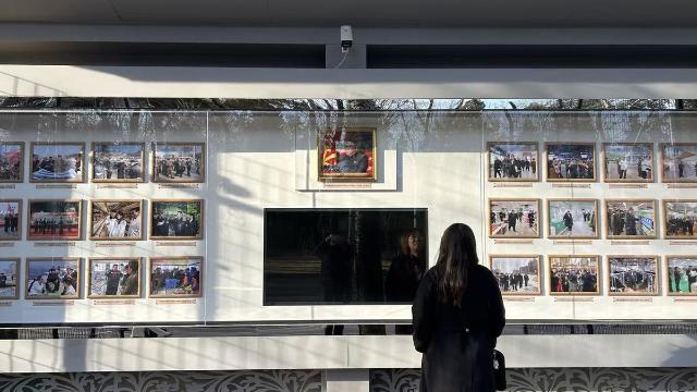 주중北대사관, 게시판사진 또 교체…김정은·김주애 투샷 재등장