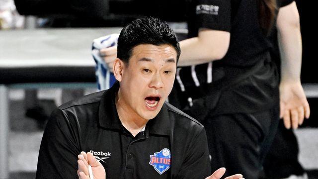 [SD 인천 인터뷰] 봄배구 진출 가능성은 낮아졌지만…여오현 IBK기업은행 감독대행은 희망을 외친다