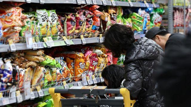 곧 단종된다는 소식에 웃돈까지 내고 난리났다…없어서 못 먹는다는 '한국 과자'