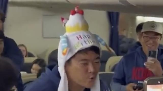 '노경은총', 韓 야구사 최초 WBC 전세기 생일 파티…드디어 공개! '주먹 세리머니'까지 멋있다