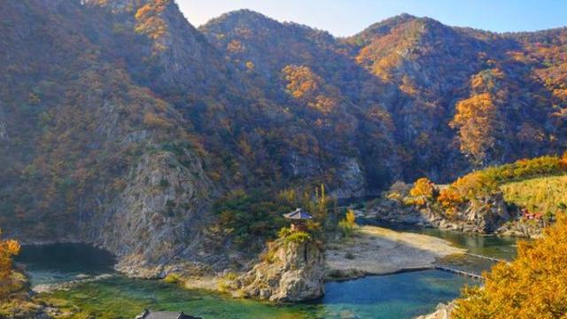한반도 지형까지 품었다... 달이 머물다 간다는 충북의 숨겨진 ‘절벽 명소’