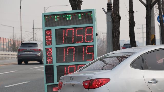 [현장] 기름값 싼 주유소에 차 수십 대 몰려…'원정 주유'도 성행