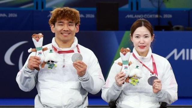 휠체어컬링 믹스더블, 16년 만에 패럴림픽 은메달 '쾌거'…중국과 결승전 연장혈투 끝 석패 [2026 밀라노]