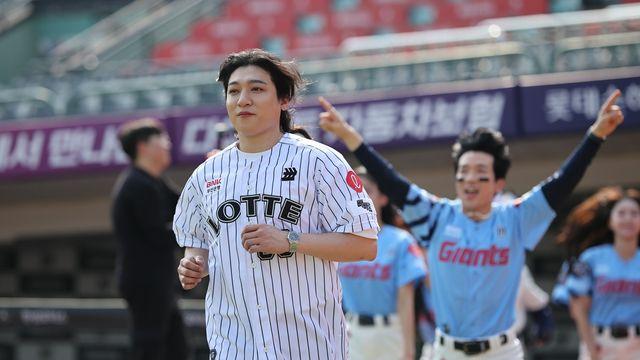 데이식스 성진이 롯데 응원가 부른다니! 초특급 컬래버레이션 전격 성사...