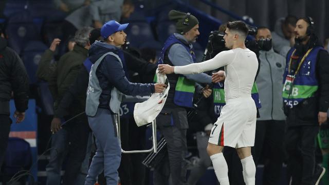 첼시 네투, PSG 홈구장 볼보이 밀친 뒤 사과…