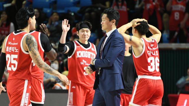 [IS 승장] ‘속공·턴오버 득점’으로 상대 압도한 SK…전희철 감독 “이것이 오늘의 점수 차”