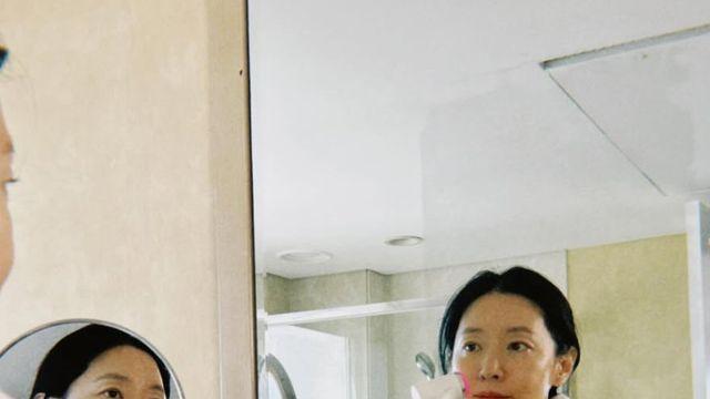 이영애, 샤워 가운만 걸치고…호텔 일상 공개 [DA★]