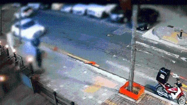 테이저 맞고도 꿈쩍 않은 거구의 폭행범…삼단봉으로 제압