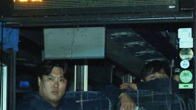 선배들처럼...버스 앞 자리 앉은 '외로운 좌완' 류현진 [WBC]