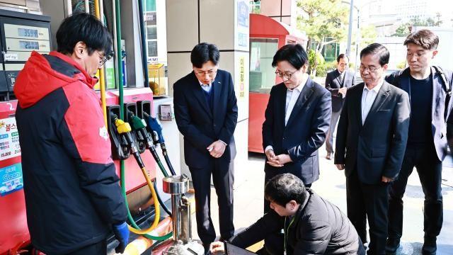 최고가격제로 기름값 1800원 안팎으로 낮아지나…산업장관 