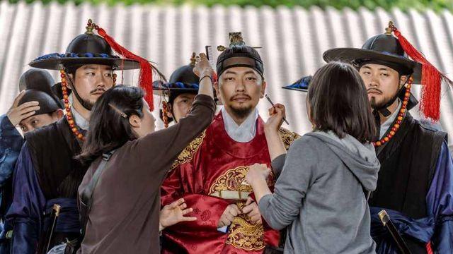 [애프터스크리닝] '메소드연기' 김금순의 노래, 이동휘의 눈물, 절제된 연출이 빚어낸 뜻밖의 감동 ★★★