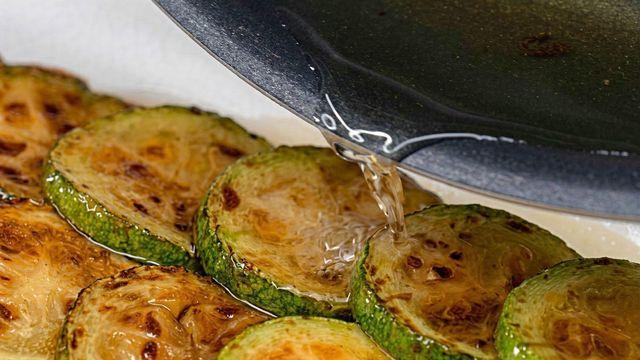 밀가루, 계란물 다 필요 없다…애호박전에 '이것'만 부어보세요, 이게 진짜 됩니다