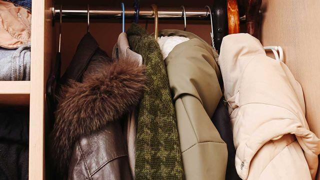 패딩 옷걸이에 걸어두면 손해… 내년에도 새 옷처럼 입는 보관법 BEST 3
