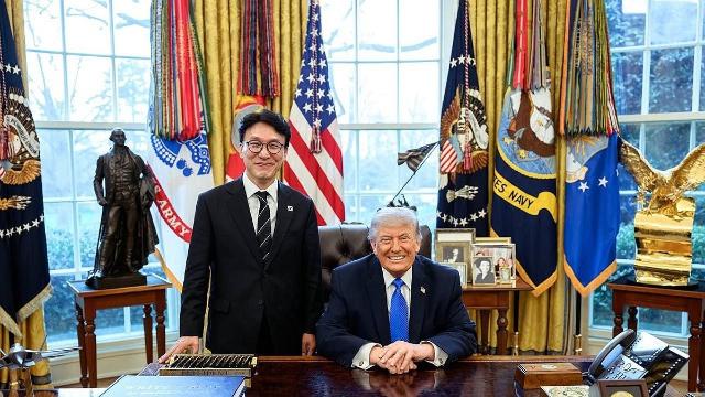 金총리, 트럼프 집무실서 '깜짝회동'…백악관 환대 속 20분 대화