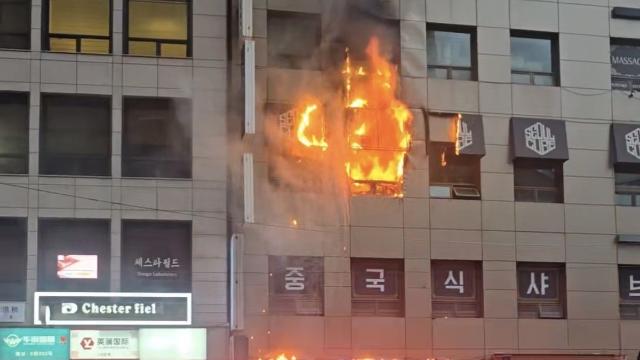서울 소공동 빌딩서 불나 진화 중…많은 연기 발생