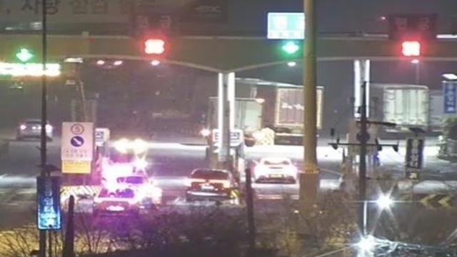 새벽 김포요금소 ‘쾅...음주 운전에 방지턱 올라간 카니발