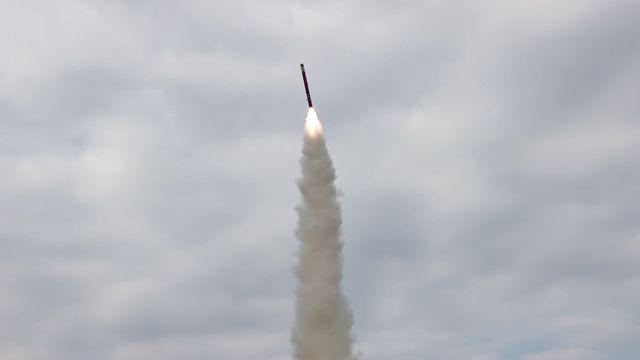 북한 미사일 10여 발 동시 발사…긴급 안보회의 개최