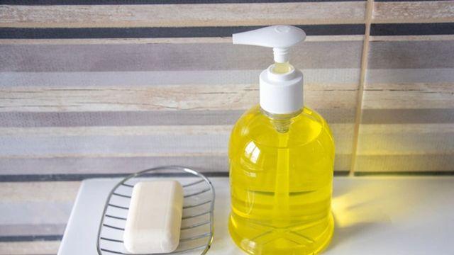 '어떤 걸 사는 게 더 좋나 봤더니..' 고체 비누 vs 액체 비누, 일상생활 중에서 더욱 위생적인 손 씻기 방법