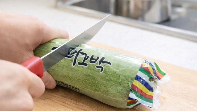애호박 포장 비닐 칼로 자르지 마세요…심지어 가위도 필요 없습니다