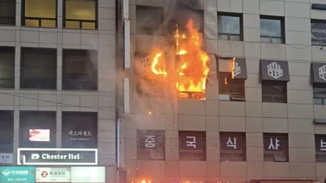 서울 소공동 빌딩 화재로 2명 중상…진화 중(종합)