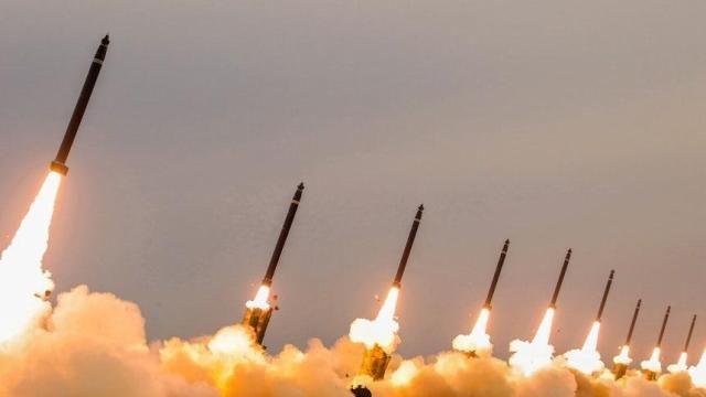 트럼프 '러브콜'에도...北, 탄도미사일 10여발 발사(종합)