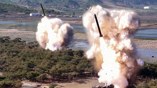 북한 김정은 “대단히 무섭고 매력적인 무기”