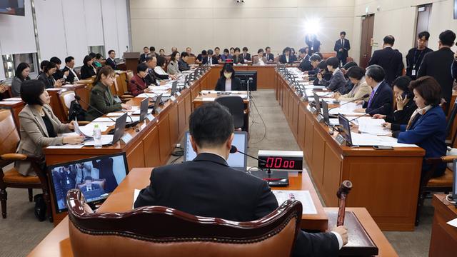 의료대란 끝낼 승부수?···‘국립의전원·필수의료법’ 복지위 통과