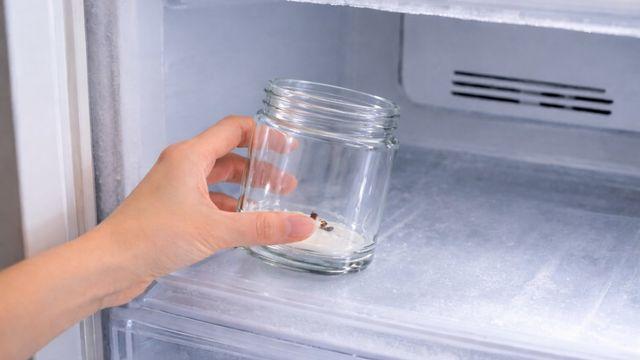 다 쓴 유리 향초병은 버리지 말고 냉동실에 넣어 보세요…한번 알면 평생 써먹습니다