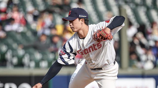 '어디서 이런 필승조가 나왔지?' 150km 강속구로 KK 세이브! 롯데 '대졸 최대어' 루키, 캠프→시범경기까지 눈도장 제대로 '쾅' [부산 현장]