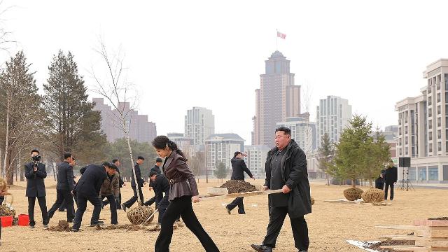 '흙 나르는 부녀'…주애 앞서고 김정은 받치며 北식수행사