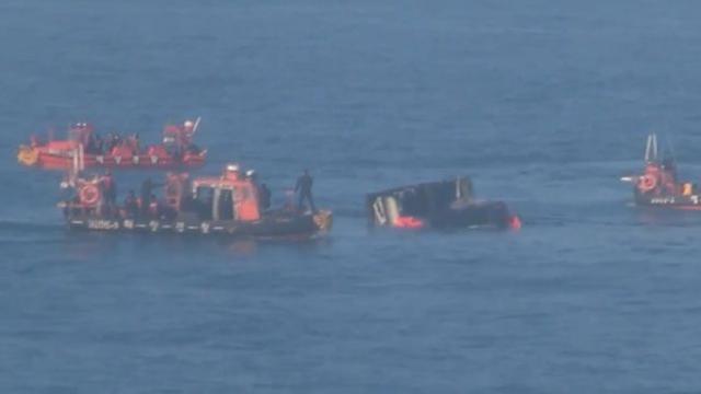 [종합] 차귀도 선박 화재 완전 침몰… 8명 구조·2명 실종