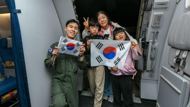 '사막의 빛' 작전 성공…사우디서 우리 국민 204명 무사 귀환