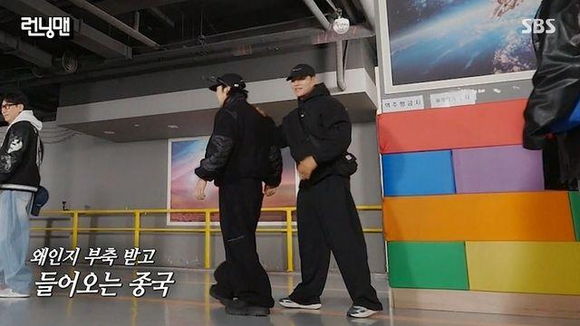 [TVis] 김종국, 하하 부축 받고 등장... “달팽이관 이상 생겼다” (런닝맨)