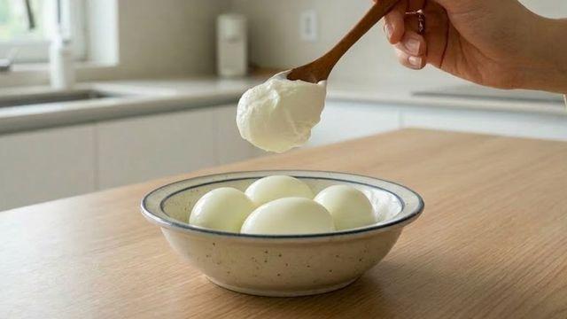 삶아둔 계란에 '이것' 섞어 먹어보세요…의외의 미식에 남편이 너무 좋아하네요