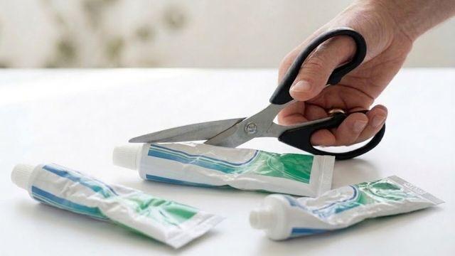 다 쓴 치약 튜브 바로 버리지 말고 일단 세로로 잘라 보세요…돈이 굳었습니다