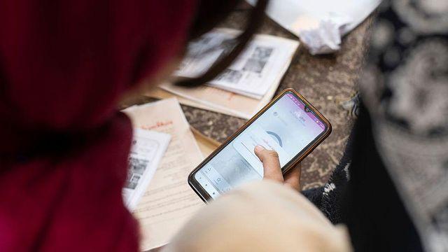 비밀 국경 연결망과 사설 네트워크: 절박한 이란인들이 해외 가족과 연락을 유지하는 방법