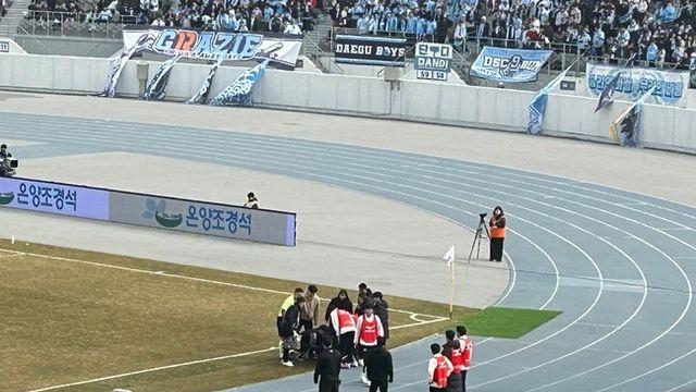 [K리그2 이슈] 사상 초유 부심 부상, 세리머니 도중 충돌해 출혈...김병수 감독 