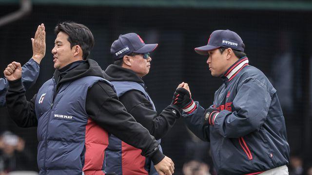 '시범경기 무패 행진' 롯데에 봄이 왔다! 김태형 감독 