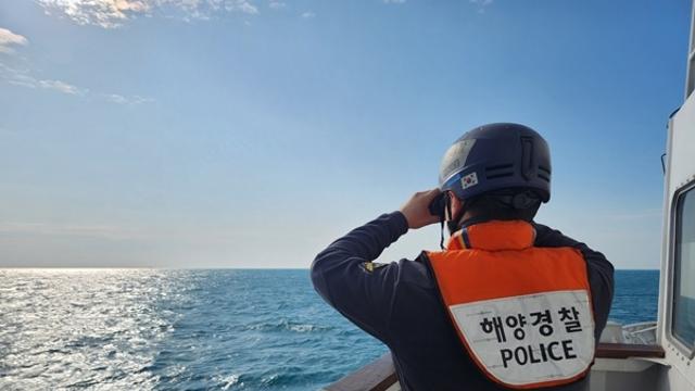 제주 해상서 화재로 침몰한 어선 실종자 2명 이틀째 수색