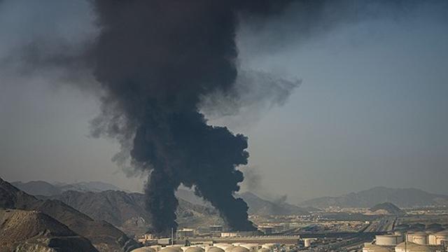 '호르무즈 우회' UAE 석유 수출항 피격 다음날 재가동
