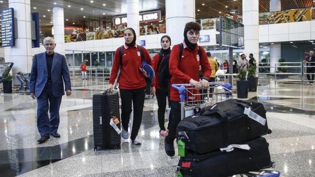 가족들 위험 빠졌나…'호주 망명 선택' 이란 女 축구대표 선수, 줄줄이 철회→7명 중 2명만 남았다
