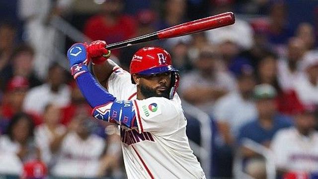 류현진 '땅바닥 커브' 쳤던 그 타자…이번엔 사이영상 스위퍼 통타 120m 선제 솔로포→미국에 기선 제압