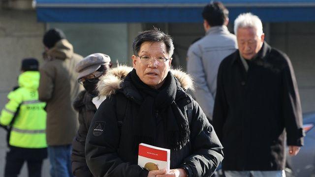 경찰, ‘위안부 모욕’ 단체 대표 구속영장…아동학대 혐의까지 적용