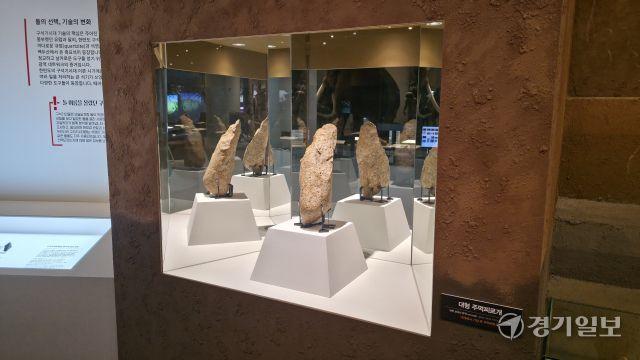 “30만 년 시간 품은 초대형 주먹찌르개, 대중과 만나다” 전곡선사박물관 상설전시실 전면 개편 [전시리뷰]