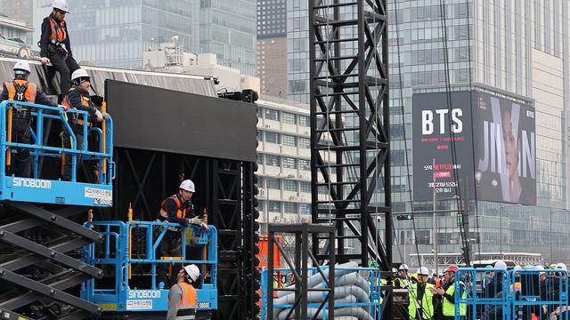 BTS 광화문 공연, 무대 설치 돌입…해외 팬 